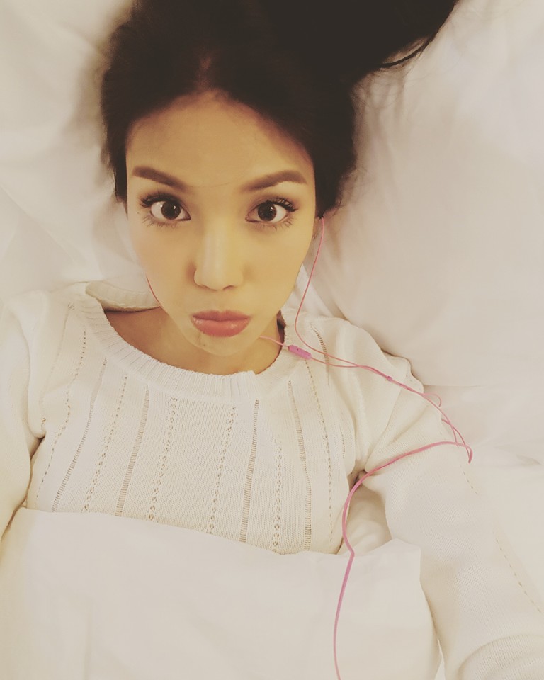 Lan Khuê khoe ảnh selfile khá dễ thương \'Sáng nay Hà Nội 6 độ, lại mưa. Rồi sao đi làm đây Hà Nội ơi? Thôi Khuê Khuê về với Sài Gòn nha. Về để lo cái Tết cho bà con vùng sâu vùng xa nữa. Thương lắm\'.