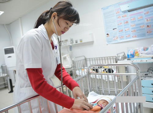 Mẹ đốt than sưởi ấm, bé gái 18 tháng chết thảm