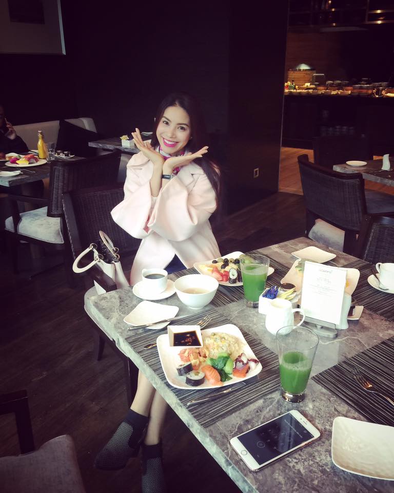 Hoa hậu Phạm Hương \'Phương xa tui thương fans của tui ở nhà quá... Cám ơn cả nhà thật nhiều\'.