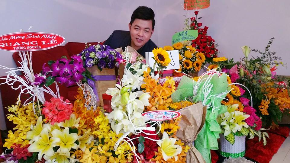 Quang Lê \'xin cảm ơn những món quà các bạn, fc đặt trước cửa nhà trong ngày sinh nhật, món quà bất ngờ nhiều tình cảm\'.
