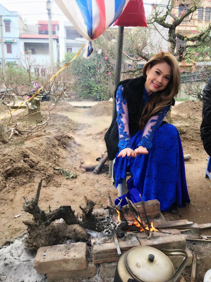 Thanh Thảo hy sinh vì nghệ thuật \'Để có hình đẹp trong cái lạnh 9 độ nên em phải thế này đây. Mặc áo dài mang boot và khoác áo lông. Khi nào bấm máy mới thay giày thay áo mà cũng tím tái mặt mũi hết vì quá lạnh\'.