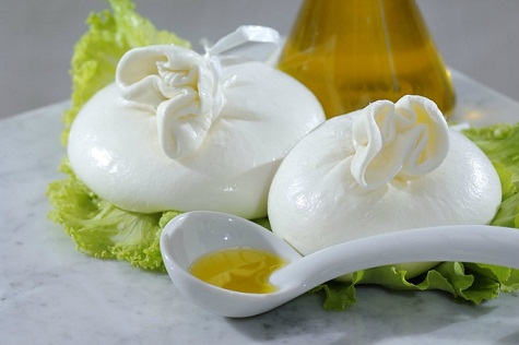 3. Burrata – phô mai tươi kiểu Italy là món phô mai bắt nguồn từ Puglia, một vùng phía nam đất nước này. Vỏ bọc bên ngoài Burrata là màng bọc bằng mozzarella trong khi bên trong là hỗn hợp sữa đông và kem tươi. Burrata trong tiếng Italy có nghĩa là “viên bơ”, có vị béo ngậy, dịu và thơm mùi bơ.