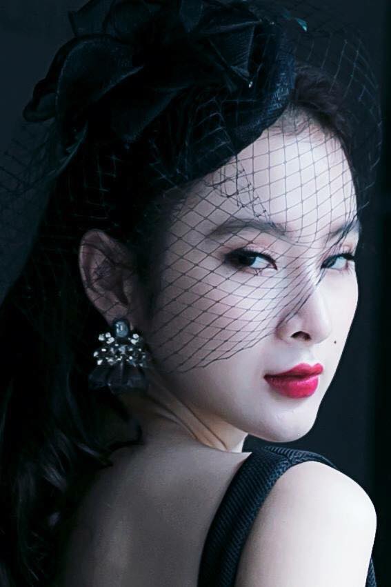 Angela Phương Trinh sắc sảo, lạnh lùng trong hình ảnh mới.