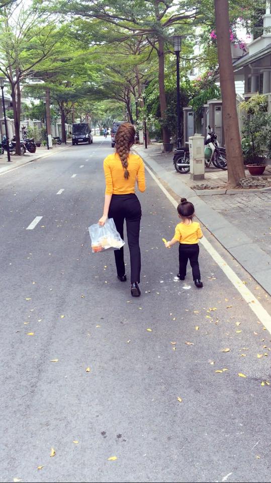 Elly Trần \'Được ngày nghỉ làm, buổi sáng đi chợ với quý cô Mộc Trà\'.