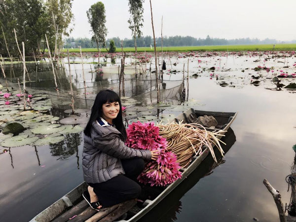 Phương Thanh tươi rói khi ngồi trên thuyền đi hái hoa súng trong một cảnh quay, dù ngày nào cũng phải dậy từ 5h sáng.
