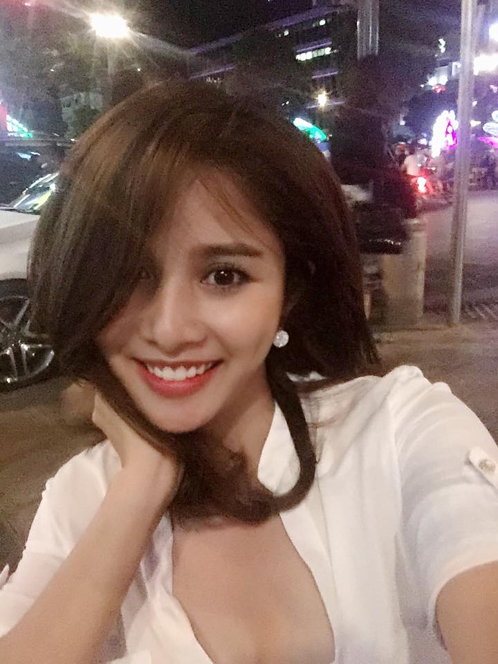 Thảo Trang \'Em đang ở phố đi bộ nà... Có ai ra đi bộ với em không\'.