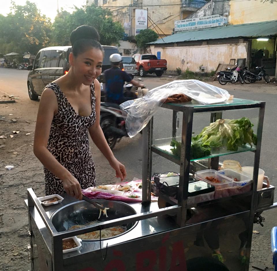 Thu Minh hài hước \'Bò bía do tui cuốn nà... măm măm... Cả Nhà ai ăn không?\'.