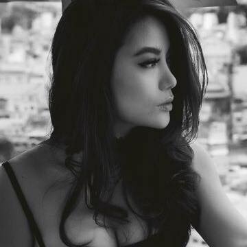 Trương Ngọc Ánh khoe ngực đầy nóng bỏng cùng biểu cảm gương mặt lạnh lùng trên nền đen trắng bí ẩn.