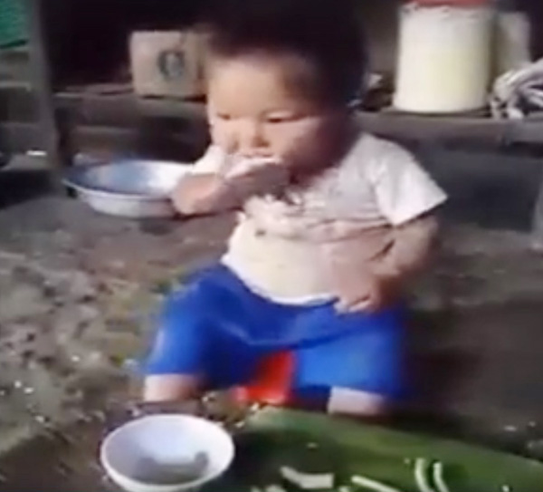 Nhói lòng clip em bé bốc cơm ăn với quả đậu sống, uống nước lã