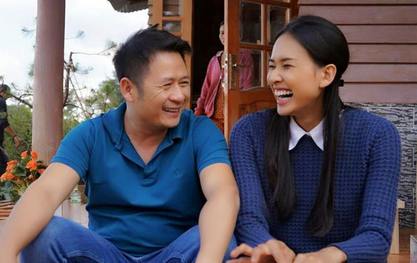 Giây phút Dương Mỹ Linh và Bằng Kiều cười hạnh phúc bên nhau \'Phụ nữ là thế. Cho dù có nhận bao nhiêu lần hoa đi nữa thì mỗi lần là một niềm vui và hạnh phúc khác nha. Em cảm ơn mình luôn bên cạnh những lúc như thế này chia sẻ và chăm sóc em. Hạnh phúc là thế. Tuần nay quay ngày quay đêm ở vùng xa mệt đứ đừ. Thấy thương mình qúa khi ngày này qua ngày khác vật lộn cùng đoàn phim, chỉ vì thấy em nhớ nghề mà mình vất vả\'.