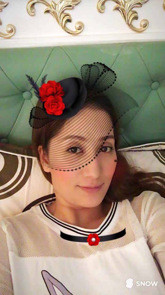 Khánh Thi tự thừa nhận là tú bà \'Được tụi nhỏ nó giới thiệu phần mềm ghép hình. Ghép xong nhìn mình như mụ tú bà thời xưa. Ôi thôi là rồi thôi ôi!\'.