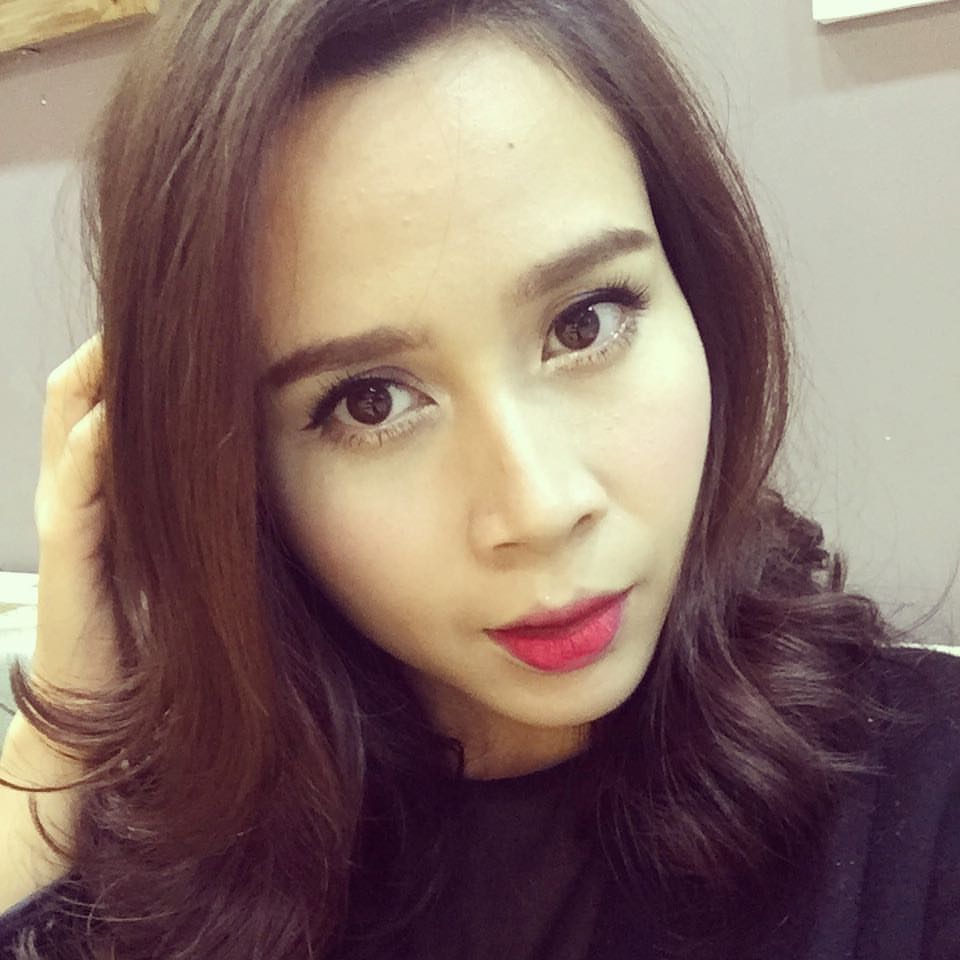 Lưu Hương Giang \'Các bạn dạo này chuộng từ soái ca nhỉ? Quê quá khi mà không biết nguồn gốc của từ soái ca từ đâu dưng mà theo mình ý mà, đừng đợi soái ca trong mơ (không có đâu) không thì ế chổng vó đấy!\'.