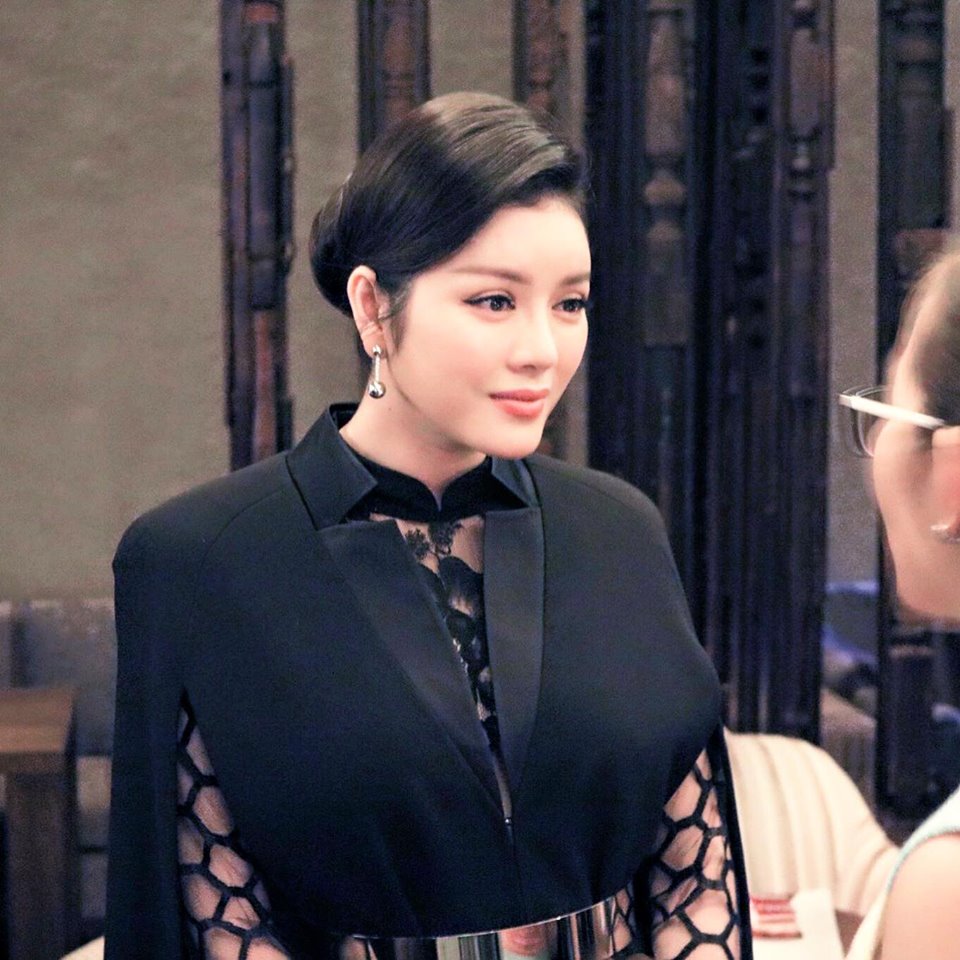 Người đẹp Lý Nhã Kỳ \'Luôn chú tâm lắng nghe khi trò chuyện cùng mọi người, một hình ảnh rất thân thiện\'.