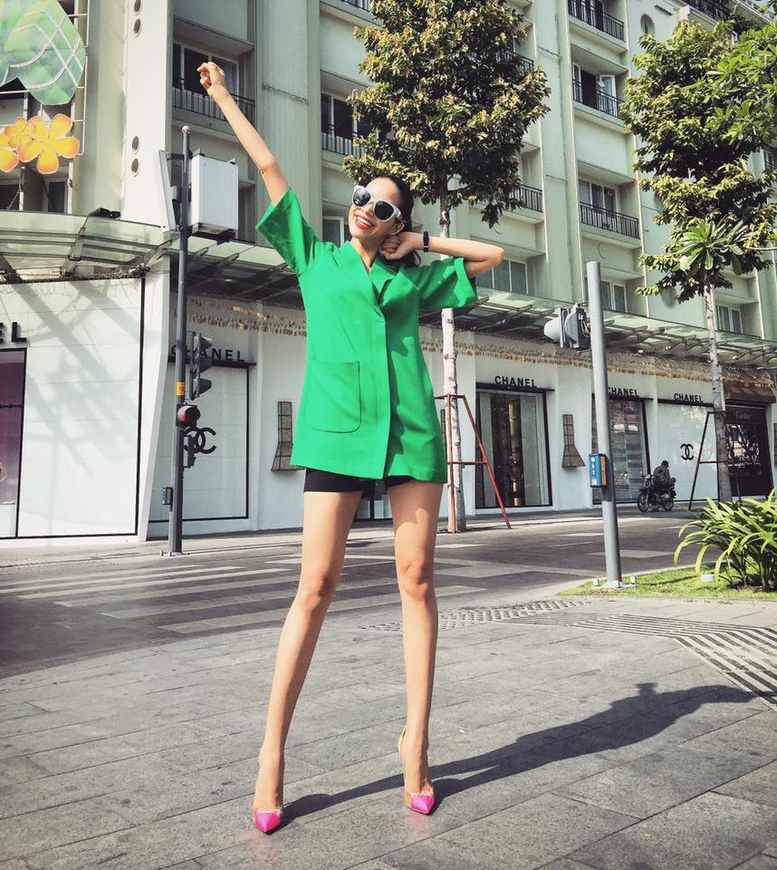 Hoa hậu Phạm Hương khoe body chuẩn cùng lòng quyết tâm \'Chiều mát nhé cả nhà... Hương sẽ đi Cần Thơ làm chương trình thiện nguyện\'.