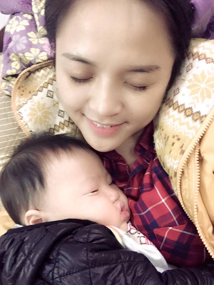 Diễn viên Thu Quỳnh chia sẻ ảnh hai mẹ con cùng dòng tâm sự \'Về đến Hà Nội là phải phi về ấp ôm, hít hà cậu ấy ngay... nhìn thấy mẹ, cậu ấy lao vào rồi reo hò suốt 15\' liền, bám dịt... cười toe toét, hét và đùa với mẹ suốt... ăn là mẹ, ngủ cũng phải mẹ... mẹ đi 10 ngày mà không quên mẹ tí nào...thế này thì yêu mất thôi, ghét làm sao được, trộm vía, sau ngần ấy ngày trông cậu ấy lớn hẳn, già khú, lắm chuyện, nhiều trò hơn... Be rất ngoan, tự lập và biết thương ông bà, thương mẹ nên mẹ đi lâu mà Be không quấy, trộm vía con... ông bà ngoại mát tay chăm Be quá... Chỉ cần sống can đảm và tử tế, ta sẽ hạnh phúc!\'.