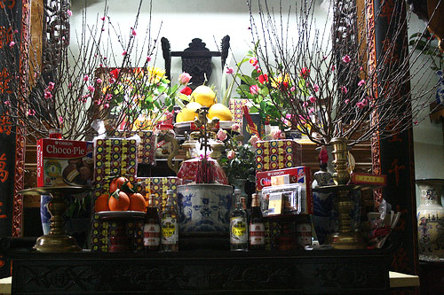 Lau bàn thờ, dọn bát hương ngày Tết chuẩn phong thủy