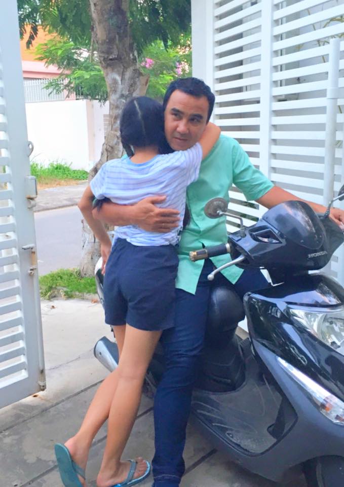 Quyền Linh \'Đi làm về, con gái chạy ra mở cổng, rồi ôm, rồi \'nhỏ to tâm sự\'... Chỉ bấy nhiêu thôi là ba hết mệt rồi\'.