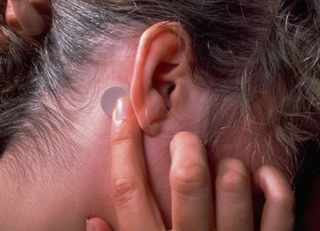 Miếng dán chống say tàu xe và những điều phải biết khi dùng