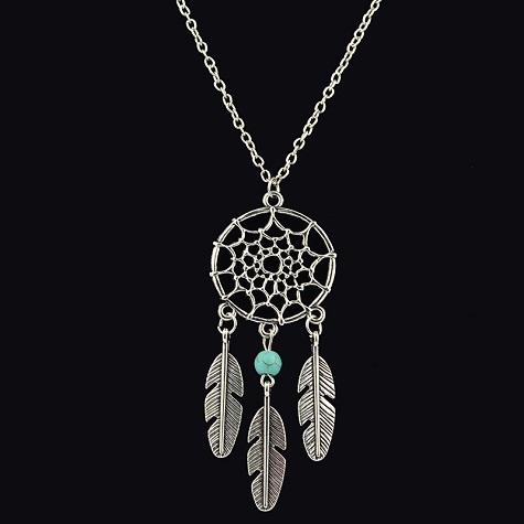Dreamcatcher (Mỹ): Dreamcatcher quá nổi tiếng với nhiều nước trên thế giới. Người ta tin rằng treo nó ở đầu giường, nó sẽ “tóm gọn” những cơn ác mộng, chỉ để những giấc mơ đẹp lọt qua.