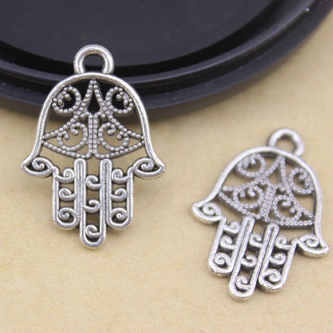 Bàn tay Hamsa (Israel): Lá bùa hình bàn tay là vật trang trí rất phổ biến tại Israel: trong nhà, nơi công cộng, văn phòng... người ta tin rằng Hamsa sẽ giúp họ thoát khỏi “mắt ác” – thứ đem lại tai họa cho con người.