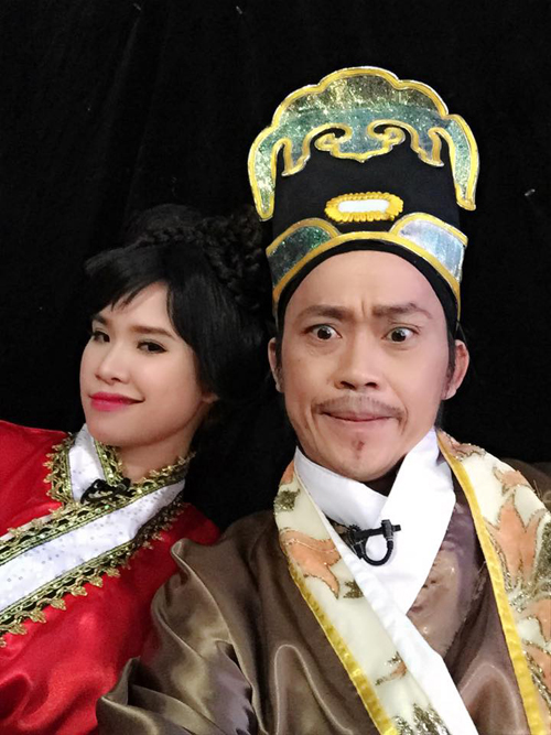 Hoài Linh chụp hình ngộ nghĩnh với Khởi My cùng chú thích hài hước, \'Tết nhất tới nơi rồi, kêu làm mứt ăn Tết mà nó không biết làm, biểu học thì không học. Haiz, con gái ngỗ nghịch. Khởi My ơi là Khởi My\'.