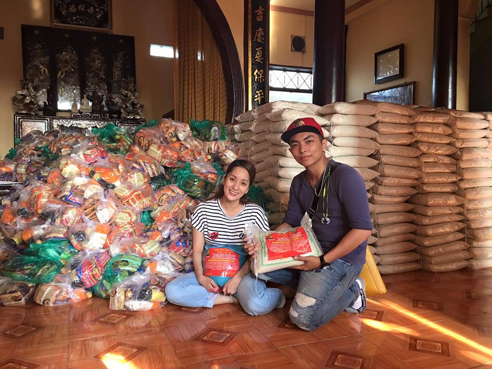 Khánh Thi cùng Phan Hiển lần đầu chụp hình \'nghiêm túc\' kèm dòng trạng thái \'Đi từ thiện xong giờ về chuẩn bị tất niên cho câu lạc bộ\'.