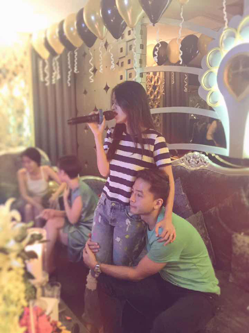 Văn Anh ôm chặt Tú Vi khi cô hát karaoke say sưa, \'Này... gọi là giữ chặt, không cho thoát nè\', nam diễn viên hài hước giải thích hành động tình cảm của mình.