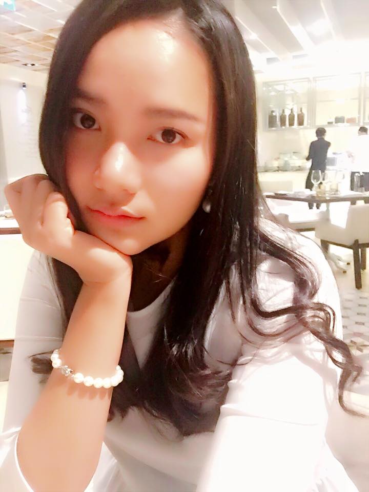 Phan Như Thảo thừa nhận \'Phụ nữ thì phải thông minh? Chỉ cần ngốc một lần và đúng lúc. Tóc quăn quăn đồ\'.