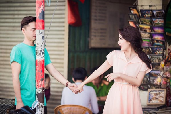 Văn Anh - Tú Vi chụp ảnh hài hước khi đi sắm Tết \'Sáng nay đi dạo phố mua sắm chợ Tết, lo ngắm hoa trái quá không nhìn đường nên chồng Lê Văn Anh thế này đây... May cây cột không móp méo gì\'.