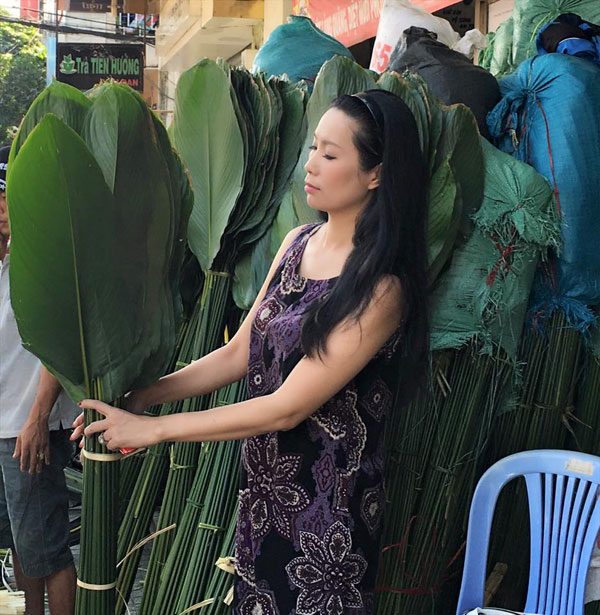 Diễn viên Kim Chi cùng mẹ đi mua lá dong, chuẩn bị gói bánh tét đón Tết.