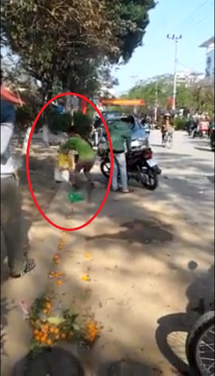 Bé trai bị bà vứt vào sọt rác, mẹ đánh vì làm mất ví chiều 29 Tết