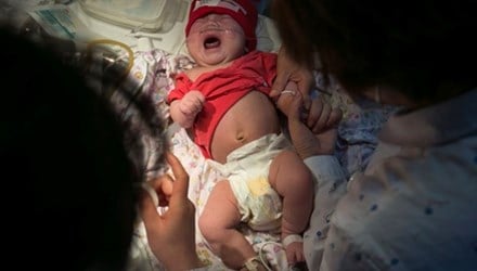 Bé trai sống lại sau một đêm nằm ở nhà xác