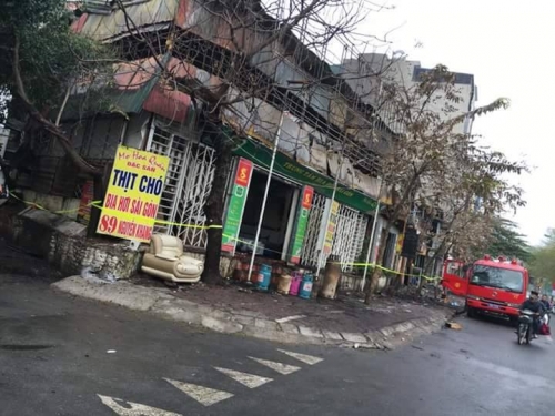 Cháy lớn thiêu rụi 6 ki ốt ngày mùng 4 Tết ở Hà Nội