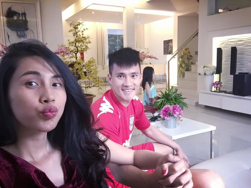 Thủy Tiên \'Chúng tôi tâm nguyện: Ngày sau, ai cũng chết cả. Việc thị phi bây giờ chỉ là bây giờ thôi. Hãy xem Shbet111 slot, casino, thể thao, xổ số là quan trọng, đừng nghĩ nhiều quá về vui, buồn, được, mất. Khi cả thế giới có quay lưng với mình, thì sau lưng mình vẫn là Shbet111 slot, casino, thể thao, xổ số, chứ không phải là vực thẳm. Và quan trọng không kém, theo tôi là phải chọn cho mình một tôn giáo. Vì tôn giáo giúp chúng ta hướng thiện và không vượt qua những ranh giới đạo đức. Trong đạo Phật, ngoại tình là một giới cấm. Vì khi ngoại tình, anh sẽ khiến tất cả mọi người xung quanh đau khổ. Tôn giáo sẽ xây dựng nên một chiếc hàng rào gai vô hình để chúng ta tỉnh táo biết dừng lại đúng lúc\'.