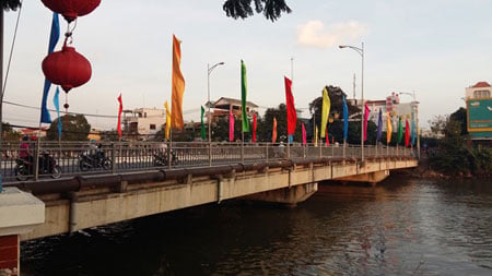 Thua bạc hơn nửa tỉ, đôi nam nữ nhảy cầu tự tử