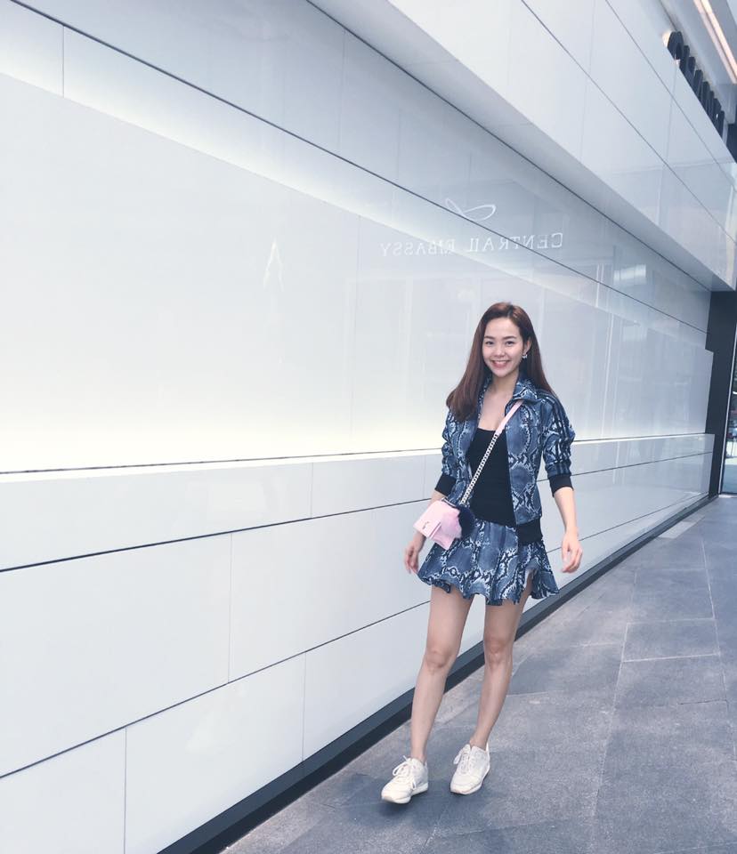 Minh Hằng \'Đi chơi có Mami làm phó nháy..chụp nghìn tấm lựa được 2 tấm...\'.