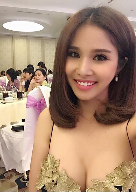 Thảo Trang khoe ngực trần nóng bỏng kèm lời chú thích \'Vâng! Valentine\'s ế..!!! Va Lung Tung năm nay em không có hoa..!! FA vui thặc..!!!\'.