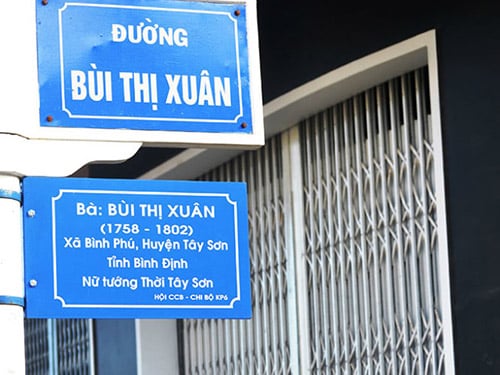 Học lịch sử qua bảng thuyết minh tên đường