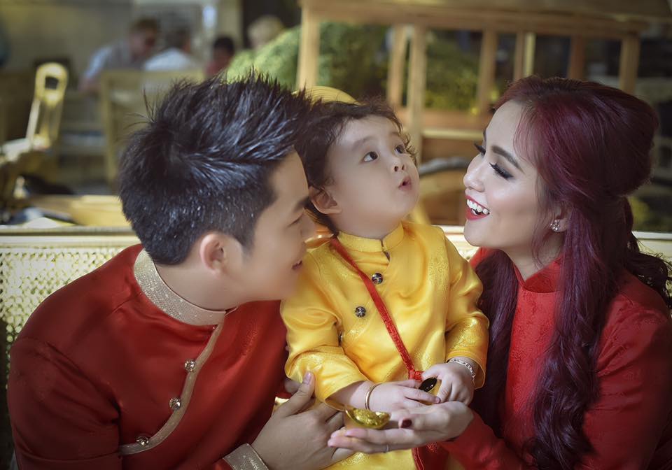 Gia đình Hoa hậu Diễm Hương và ông xã Quang Huy hạnh phúc chào tân xuân trong Shbet999 com đăng nhập áo dài truyền thống.