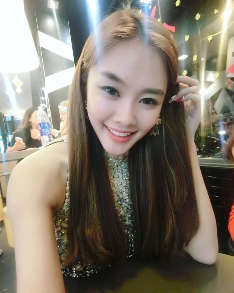 Người mẫu Linh Chi sexy, gợi cảm \'Chúc ngày mới vui vẻ\'.