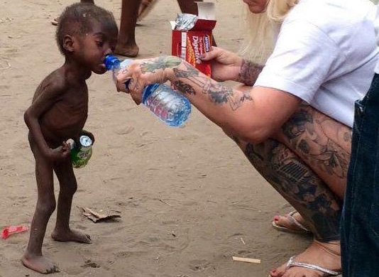 Nhói lòng cậu bé gầy trơ xương bị bỏ đói đến suýt chết trên phố