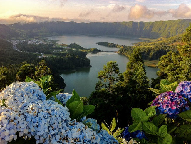 Quần đảo Azores, Bồ Đào Nha: Chuỗi đảo nằm cách lãnh thổ Bồ Đào Nha 1.200km được gọi là bí mật lớn nhất của Đại Tây Dương. Du khách được chiêm ngưỡng nhiều cảnh đẹp, từ bãi biển trong xanh cho đến những hồ nước, hang núi lửa và thác nước.