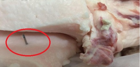 Hoảng hồn phát hiện đầu kim tiêm trong miếng thịt lợn