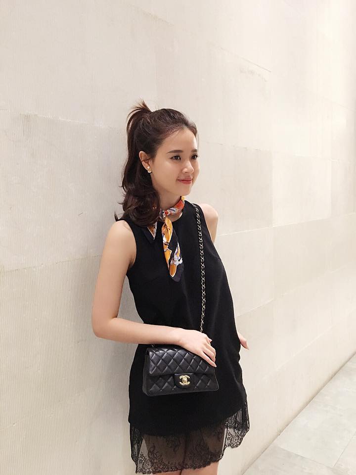 Hotgirl Midu xinh đẹp \'Ngày thần tài , thử cột hết tóc lên \' đón tài lộc \' nào\'.