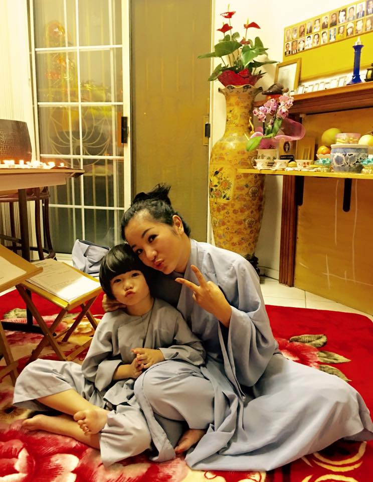Thúy Nga selfile cùng con gái \'Đầu năm Mẹ con em về nương tựa Phật! Quanh năm Mẹ con ta nương tựa Pháp! Cả cuộc đời Phật từ bi gia hộ cho Mẹ con ta bình yên, sống tràn ngập trí huệ!\'.