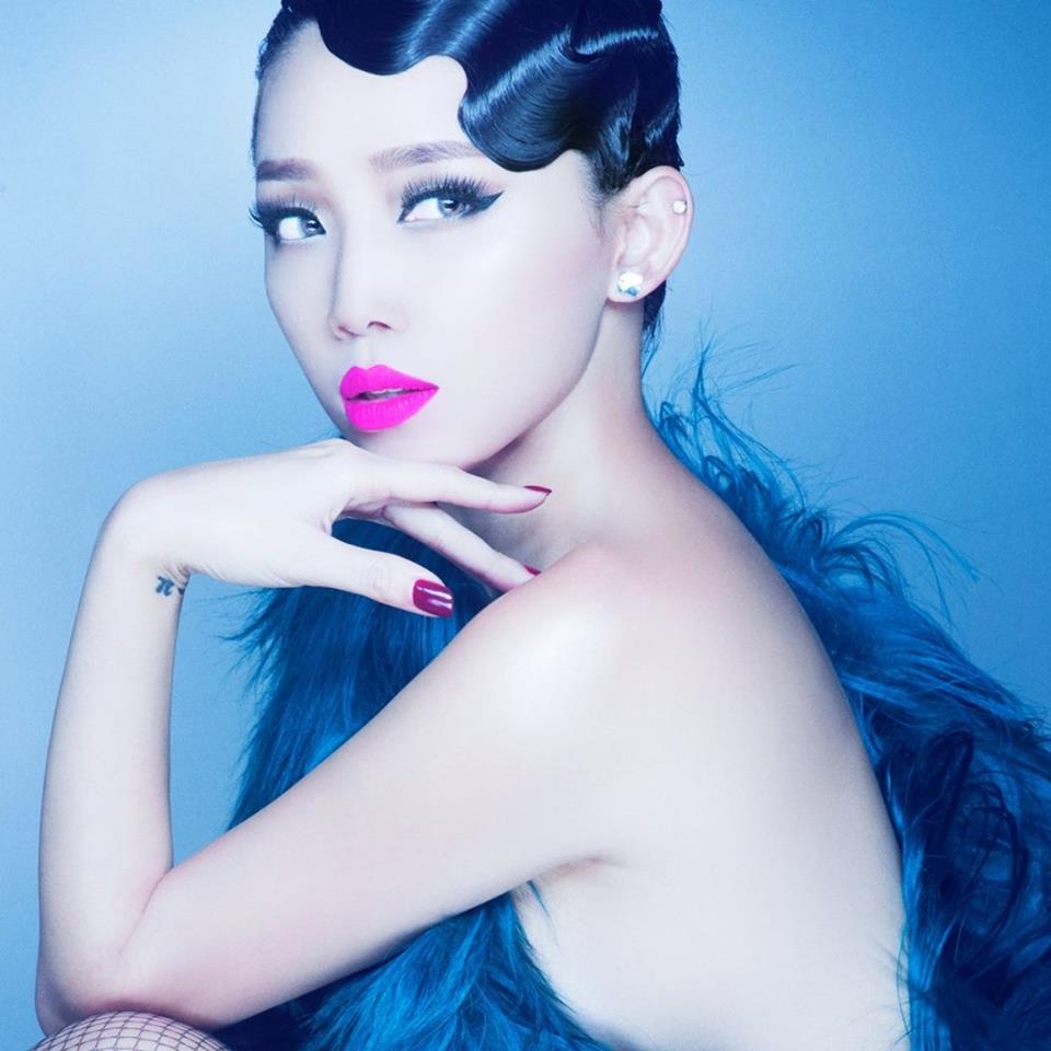 Ca sỹ Tóc Tiên khoe bờ môi hờ hững cùng vai trần gợi cảm trong hình ảnh mới.