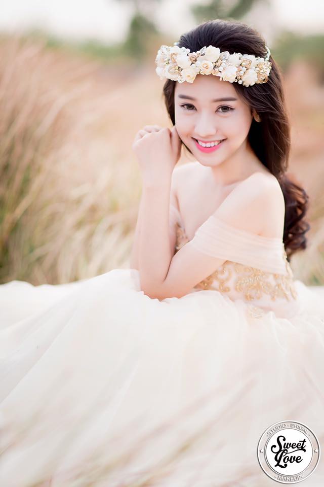 Thúy Vi một mực bênh vực Hà Hồ \'Con người thấy người khác như thế thì chỉ trích. Nhưng bản thân họ cũng giống vậy. Chỉ khác là họ không lấy được nên tỏ vẻ thanh cao ! Rất buồn cười...\'.