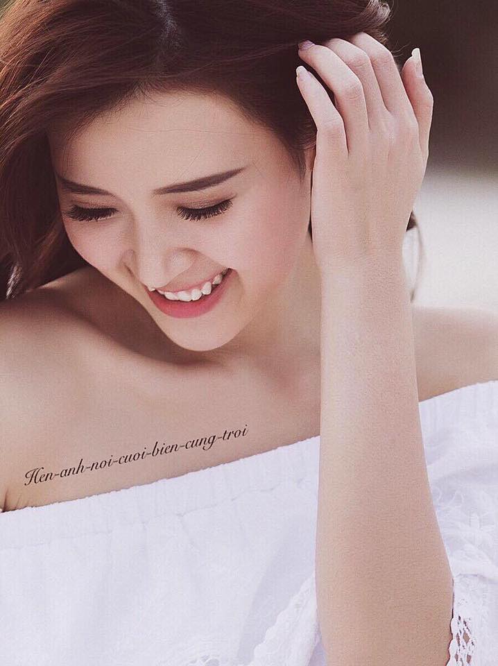 Hotgirl Midu \'Về sau, anh nhớ rõ, có người đã hẹn anh nơi cuối bể cùng trời. Khi đó, anh đã hỏi “đâu là cuối bể cùng trời. Người nọ không đáp, chỉ nhìn anh mỉm cười\'.