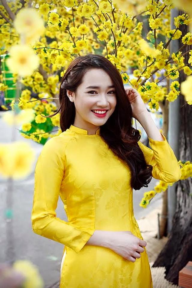 Nhã Phương \'Chúc cả nhà cuối tuần vui vẻ nha. Thứ 7 máu chảy về tim\'.