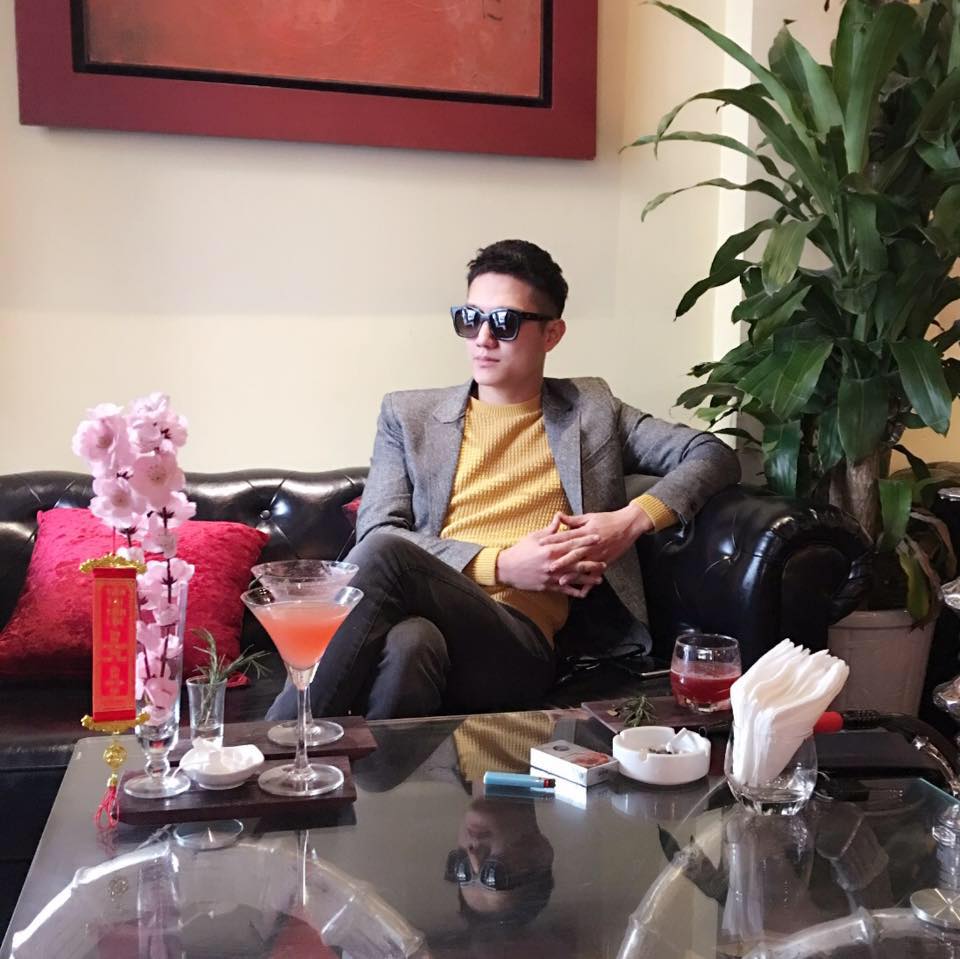 Diễn viên Chí Nhân \'Suýt nữa thì bị trục xuất, đưa nhau qua ngày mưa gió, cùng nhau hưởng ngày nắng ấm!\'.